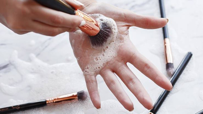 Bạn có thể dùng dầu xả để giặt cọ, vừa mềm vừa sạch