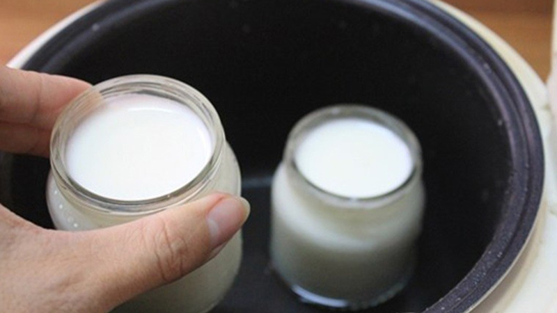 Ủ sữa chua úp ngược bằng nồi cơm điện