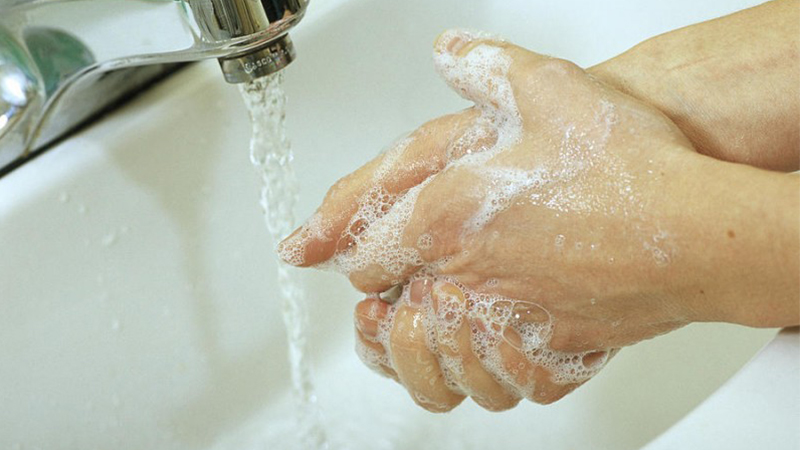 cách loại bỏ mùi tỏi dính trên tay