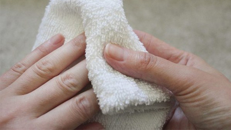 cách loại bỏ mùi tỏi dính trên tay