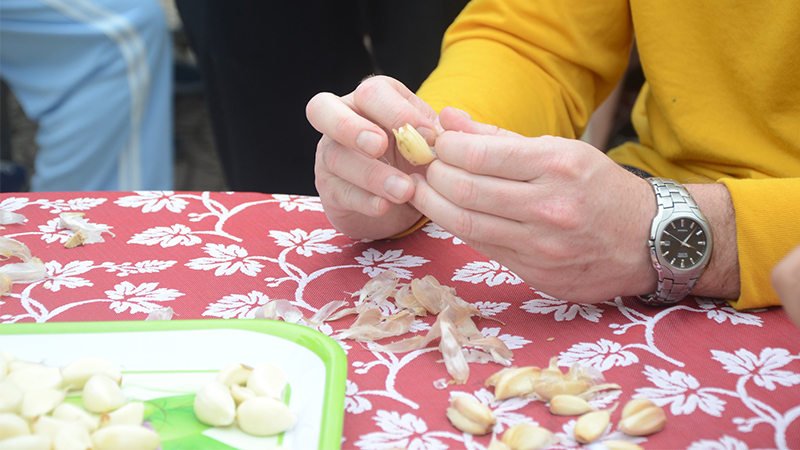 cách loại bỏ mùi tỏi dính trên tay