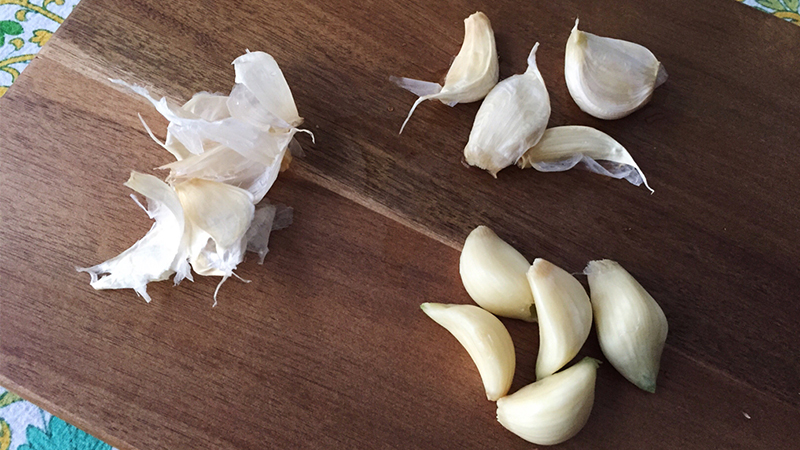 cách loại bỏ mùi tỏi dính trên tay