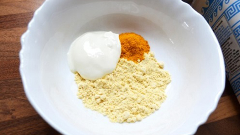 Sữa chua, bột đậu gà và bột nghệ