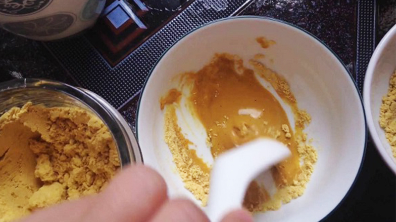 Bột nghệ và nước