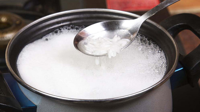 huong-dan-cach-uong-nuoc-com-giup-tre-khoe-manh-tang-can-nhanh-chong