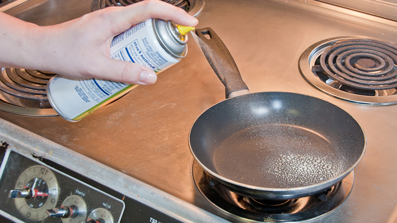 Dùng dung dịch xịt chống dính