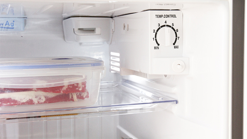Chuyển thức ăn xuống ngăn mát tủ lạnh