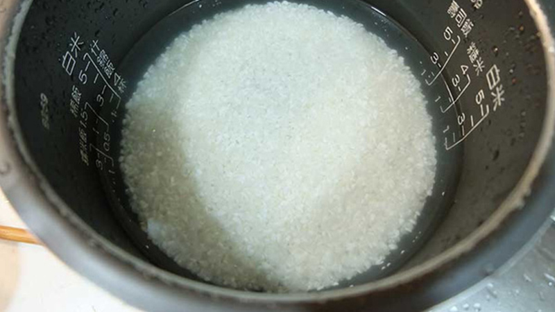 nấu cơm bằng nước nóng