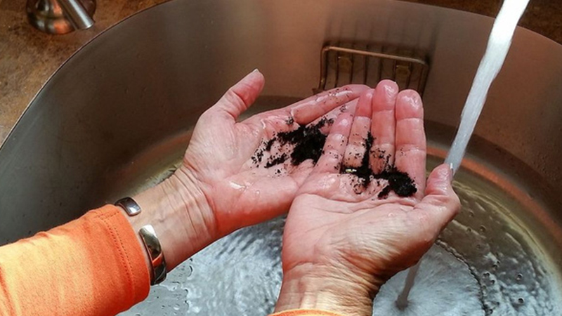 Sử dụng bã trà hoặc bã cà phê