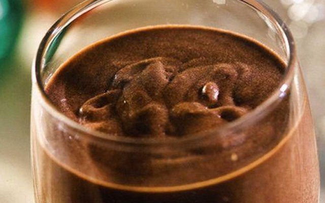 Cách làm kem chocolate với rượu rum  