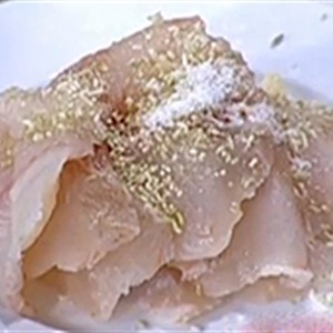Cá cuộn nấm nướng sốt chanh dây 