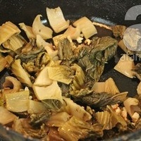 Canh cải chua nấu gân bò lạ miệng cho bữa tối