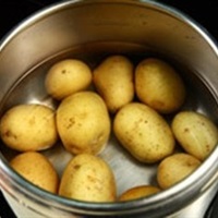 Dùng khoai tây làm bánh gato mặn cực ngon