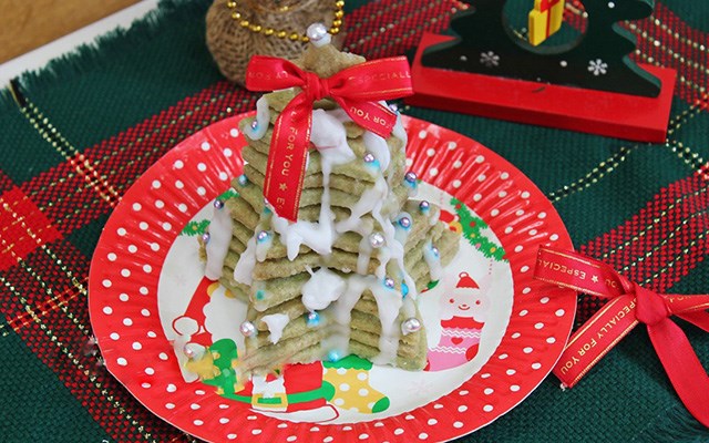 Cách làm cây thông Noel từ bánh cookie trà xanh  