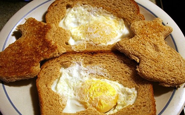 Cách làm bánh mì trứng hình thỏ  