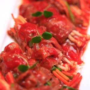 Trổ tài món mới: Bò cuộn nấm xốt cà chua