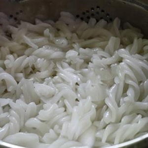 Nui gạo nấu mọc tôm
