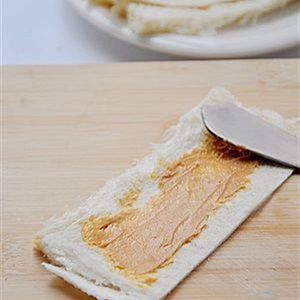 Bánh mì cuộn xúc xích bơ