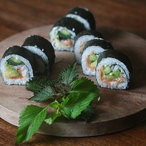 Sushi với cá hồi xông khói thơm ngon