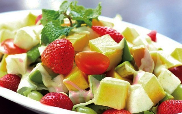 Cách làm salad trái cây trộn si rô bạc hà vỏ chanh  