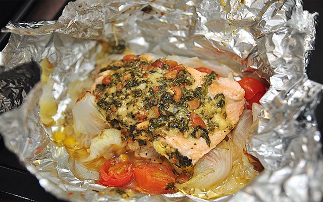 Cách làm cá hồi nướng giấy bác và sốt pesto  
