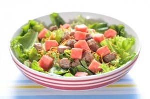 Salad bò, dưa hấu  