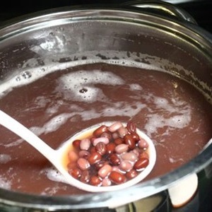 Chè đậu đỏ bột báng nước cốt dừa