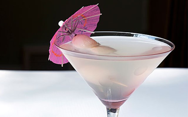 Cách pha lychee martini  