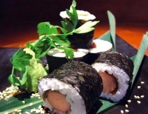 Thêm niềm vui với sushi cuộn xúc xích  