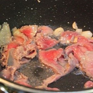 Nấm đùi gà xào thịt bò