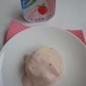 Strawberry yogurt panna cotta