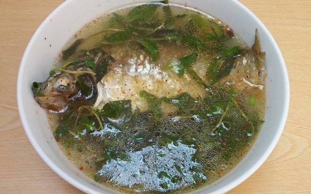 Cách làm canh cá diếc rau răm  
