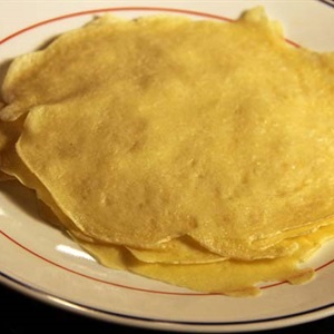 Bánh crepe cuộn đào