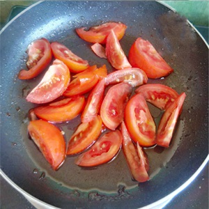 Gà viên lá mắc mật sốt cà chua