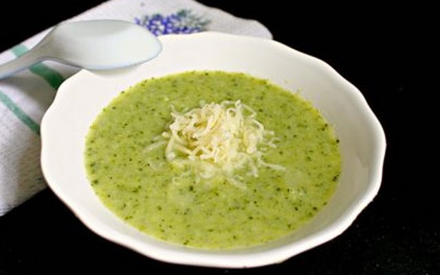 Cách làm súp bông cải xanh cho bé  