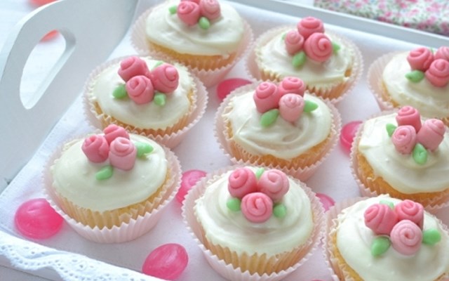 Cách làm bánh cupcake hoa hồng  