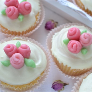 Bánh cupcake hình hoa hồng