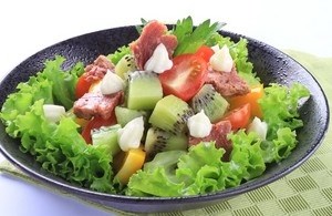 Salad kiwi xanh trộn thịt bò  