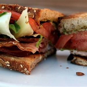 Sandwich thịt xông khói