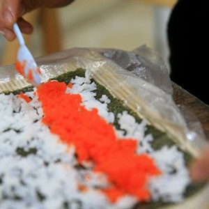 Sushi cá hồi trứng tôm