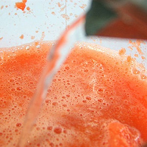 Nước ép cà rốt bằng máy xay sinh tố