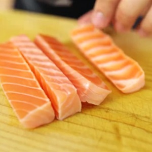 Sashimi cá hồi và cá ngừ