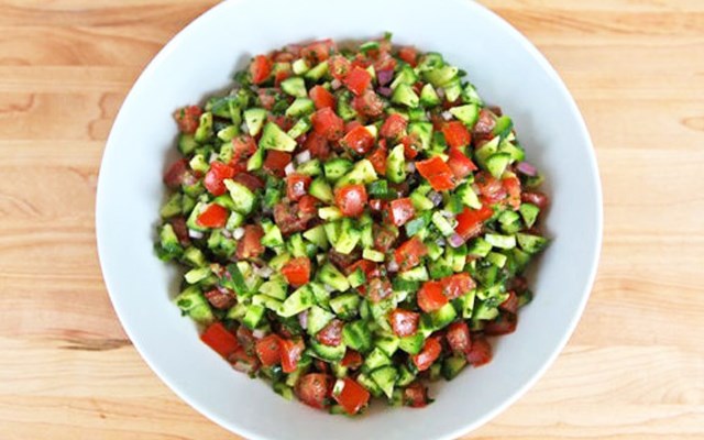Cách làm salad cà chua dưa leo  