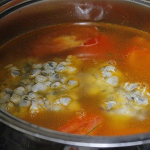 Canh hến nấu cà chua