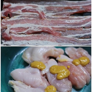 Lườn gà ướp mustard cuộn bacon nướng