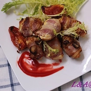 Lườn gà ướp mustard cuộn bacon nướng