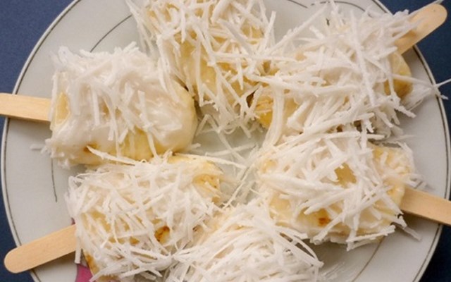 Cách làm kem chuối phủ dừa  