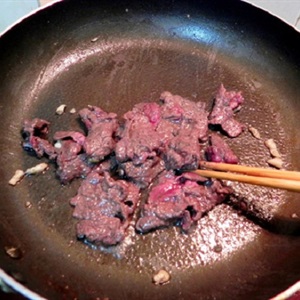 Thịt bò xào nấm kim châm