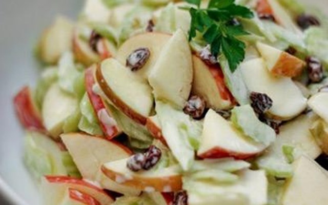Cách làm salad táo cần tây  