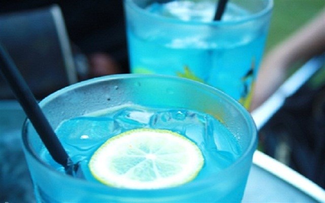 Cách làm Cocktail Blue Fizz  